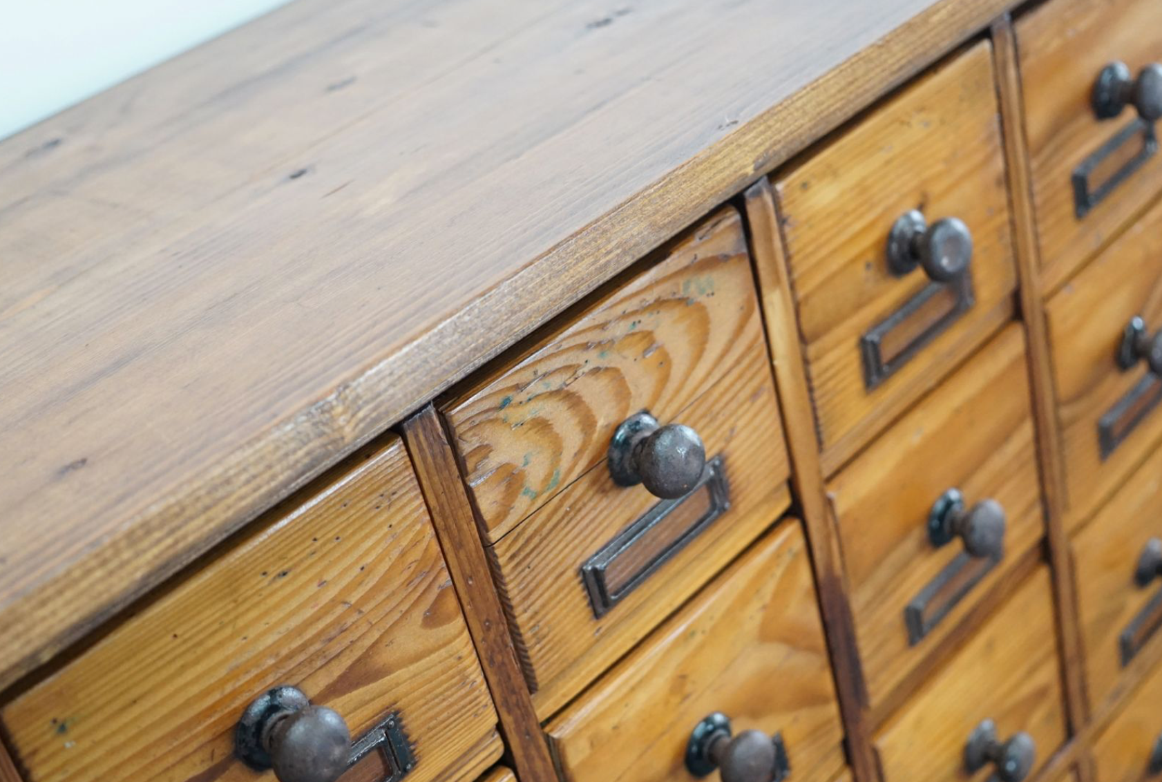 Armoire d'apothicaire Allemande en pin 1930s