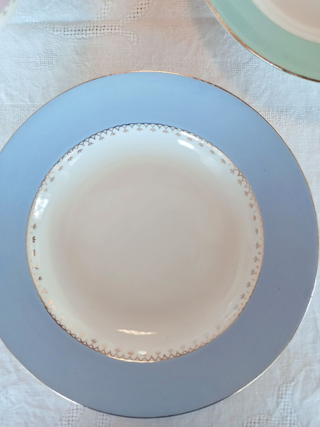 8 Hollow plates and soup tureen L'Amandinoise