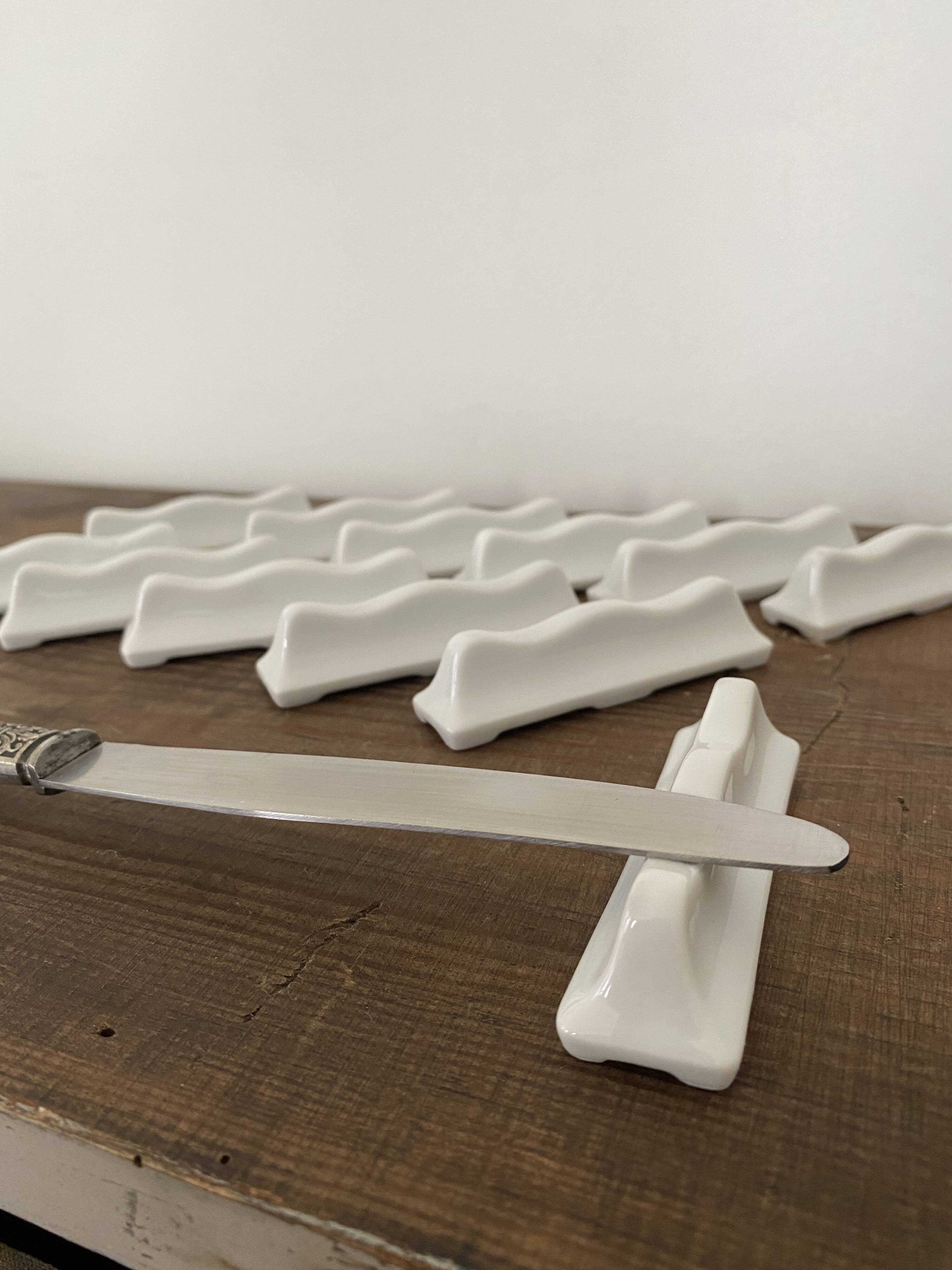 Vintage knife holders of 12, in white wave-shaped porcelain