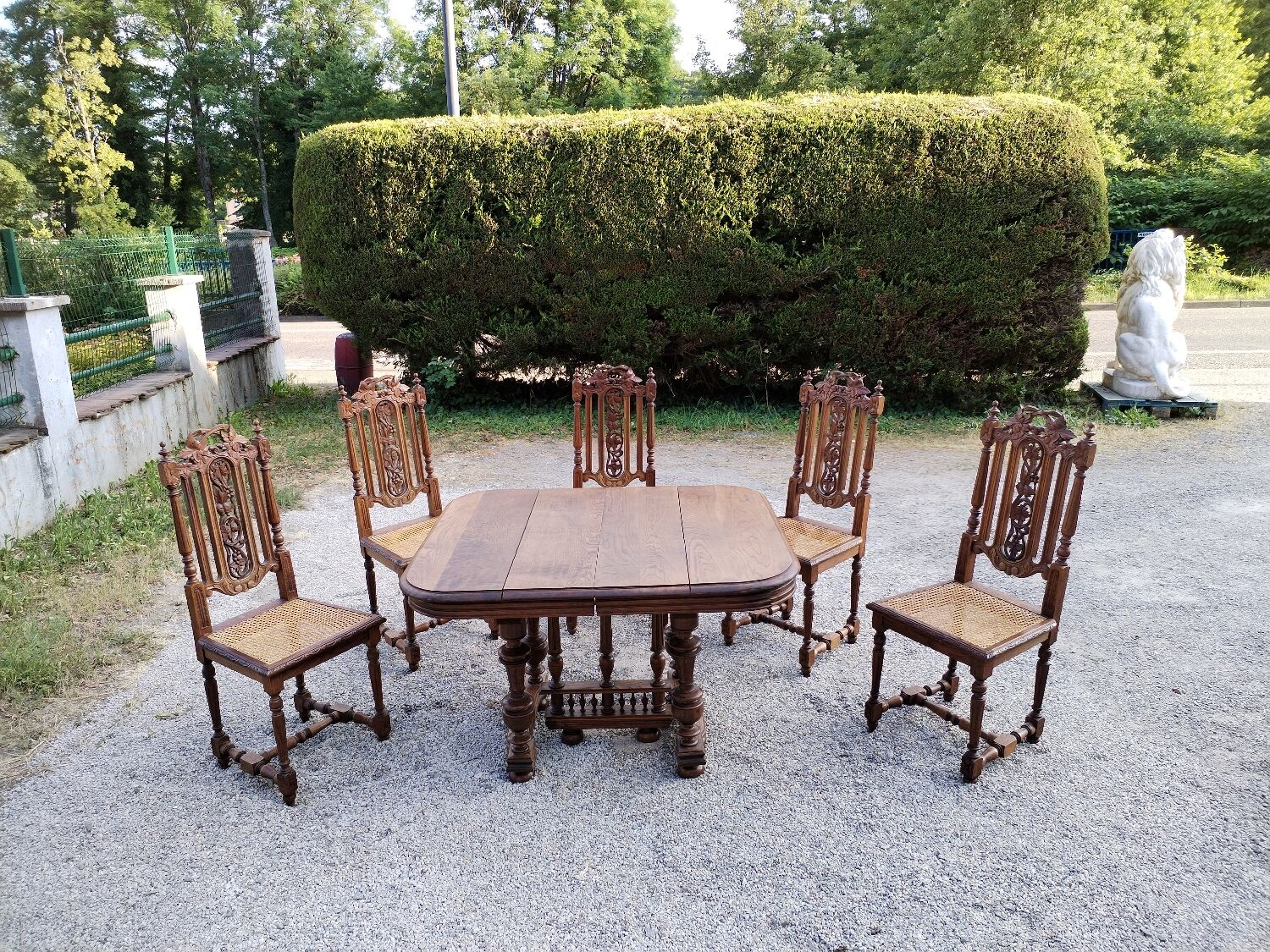 Table en bois massif de hêtre avec 5 chaises bois et cannage .
