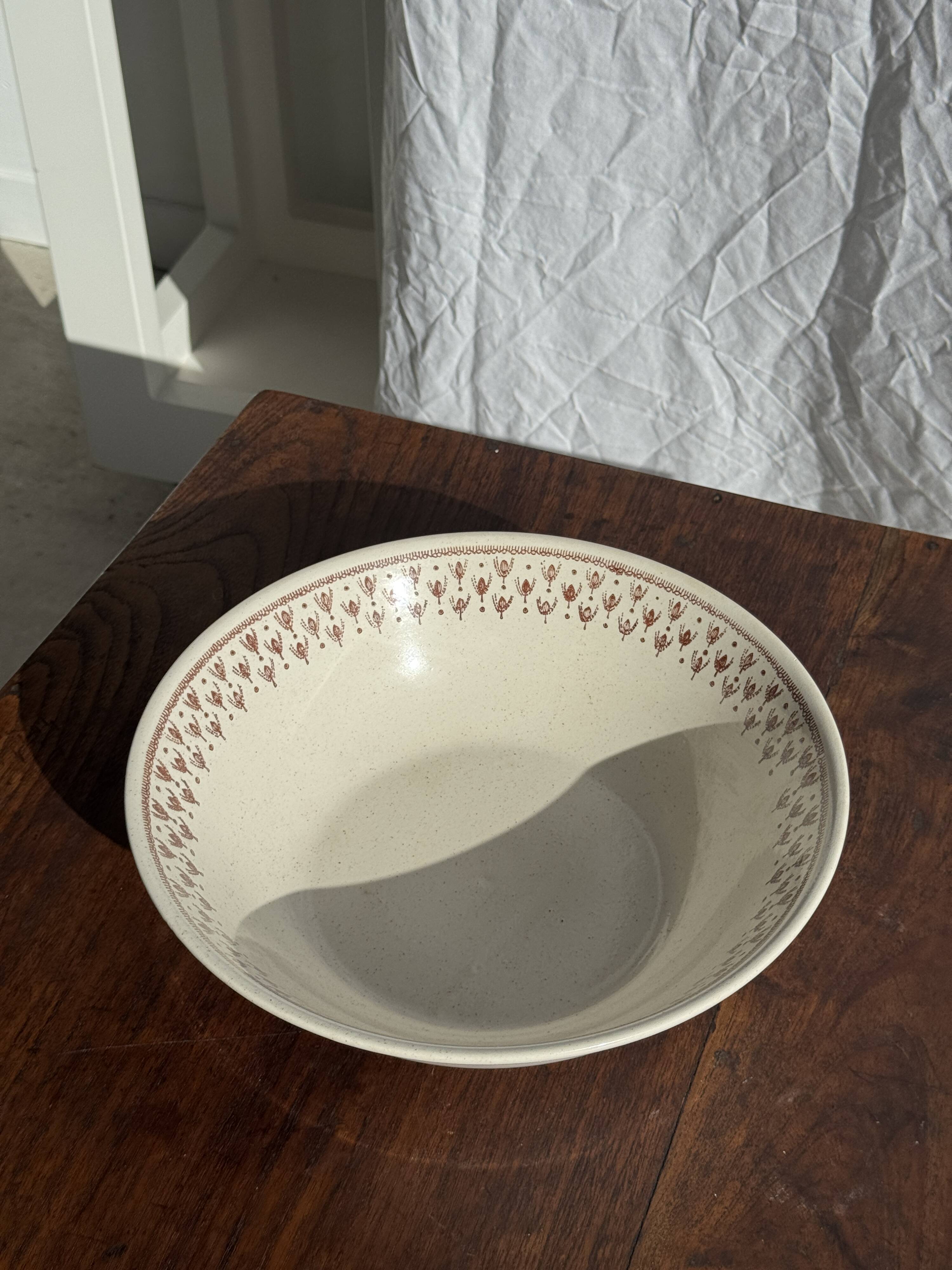 Set of a salad bowl and a vintage brown circular dish D28.