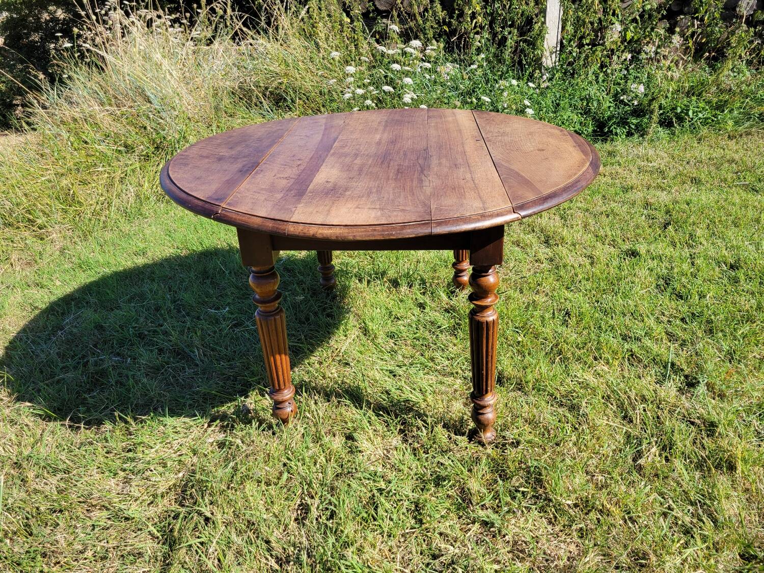 Round table with 2 leaves