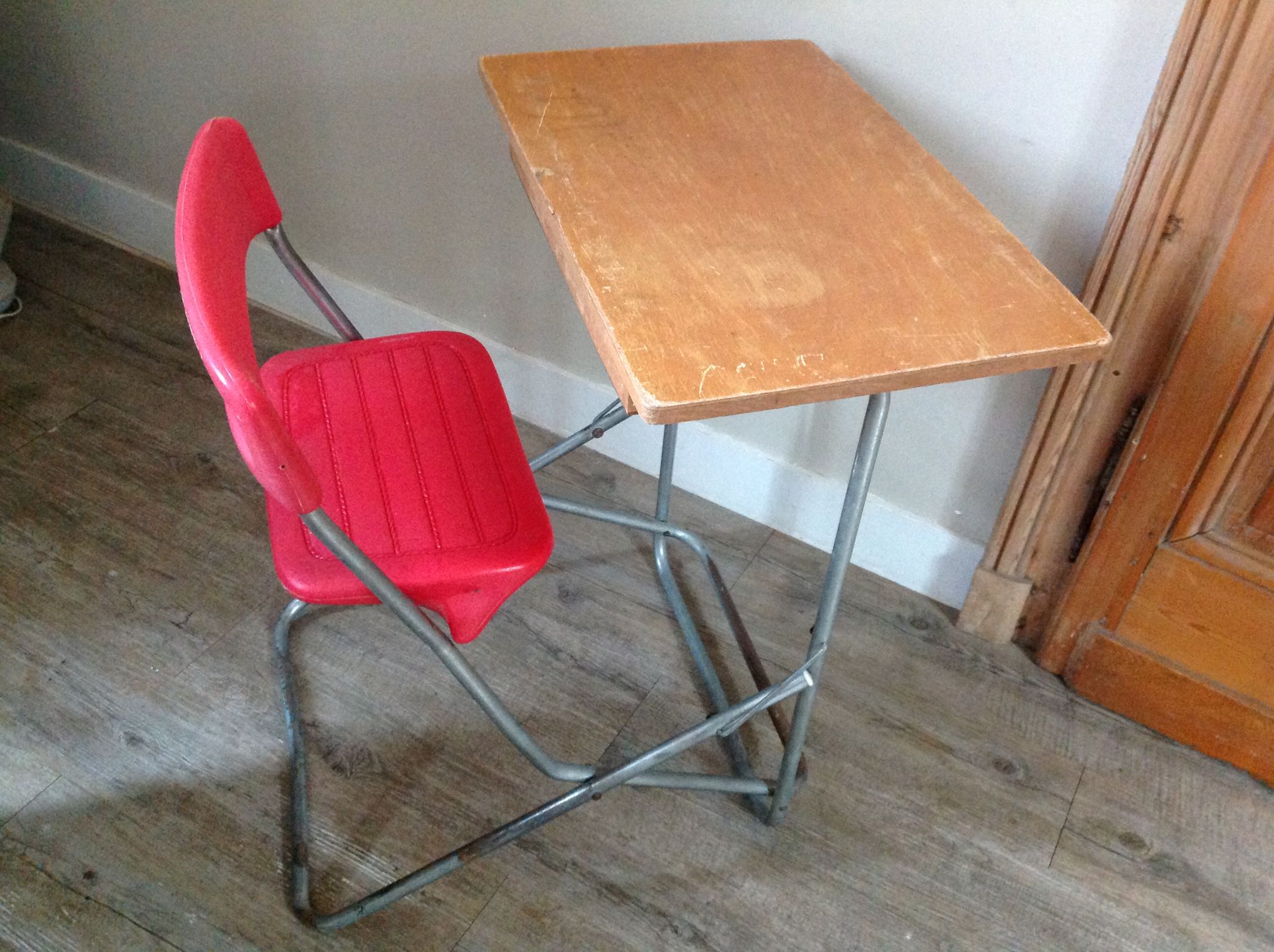 Folding child desk