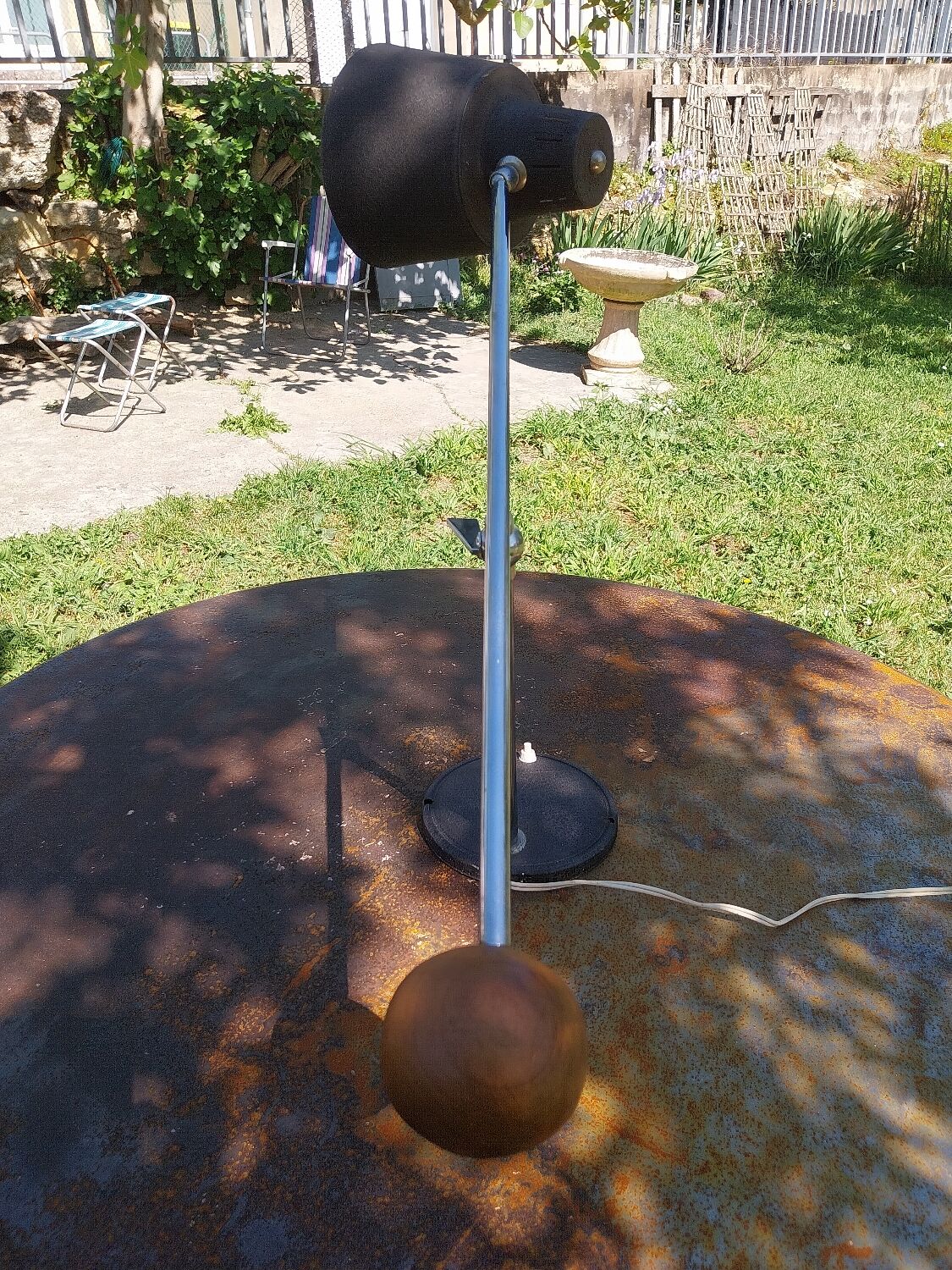 Articulated desk lamp