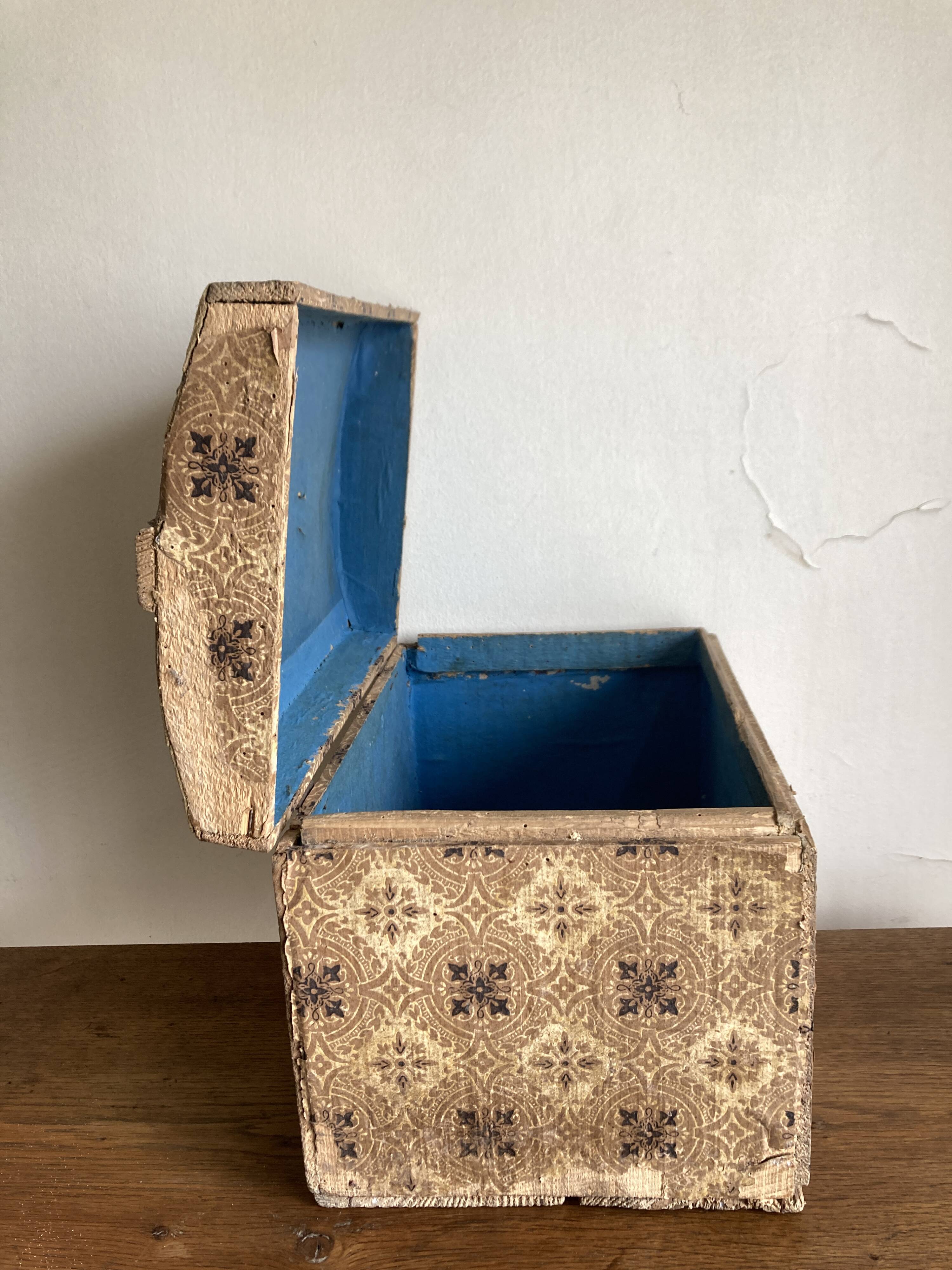 Domed chest in domino paper, 19th century.