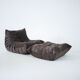 Ensemble de chaise et pouf Togo en velours côtelé marron.