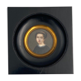 Peinture miniature en medaillon portrait de femme dans cadre bois noirci