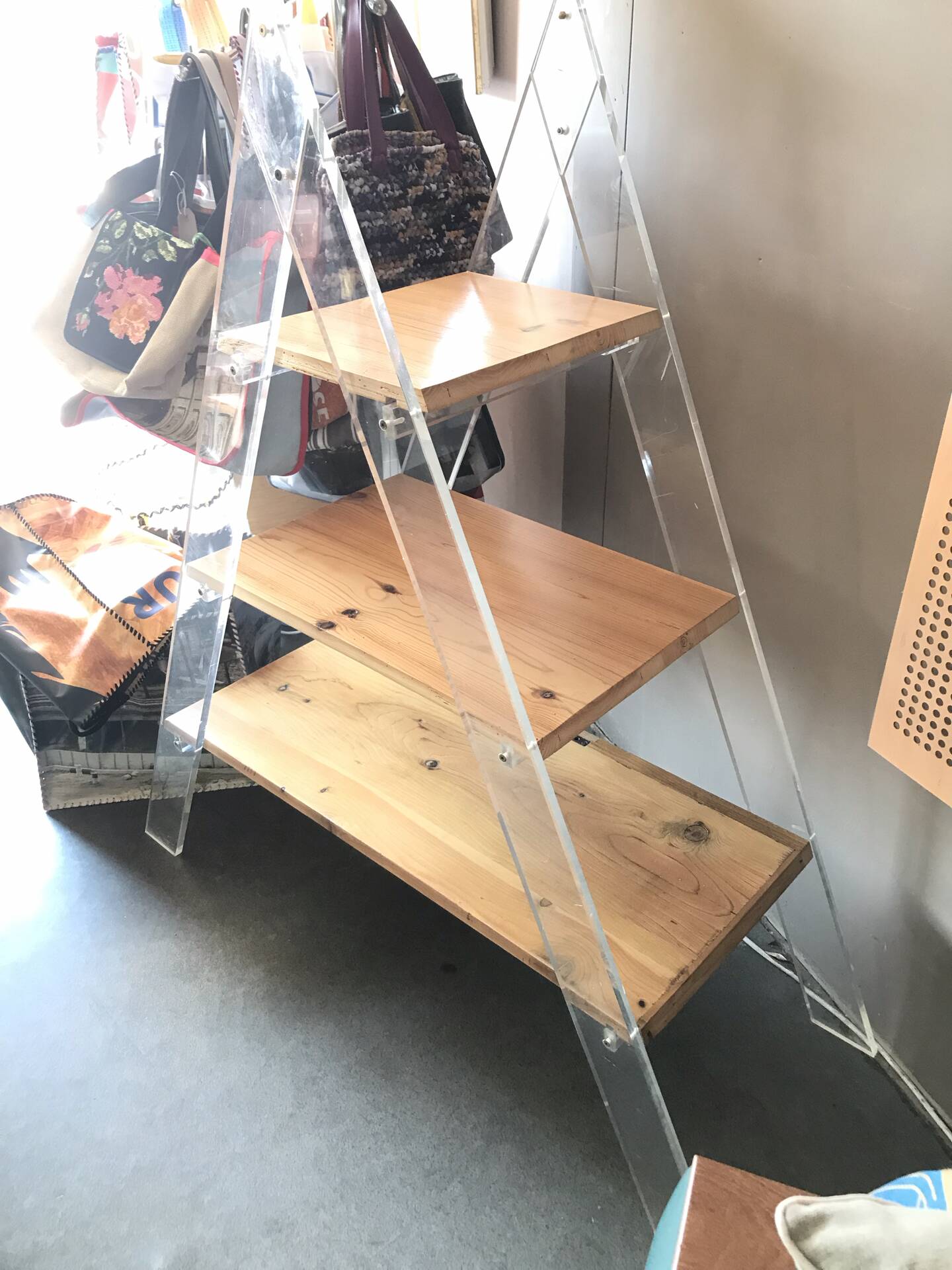 Étagère triangulaire plexiglass et bois