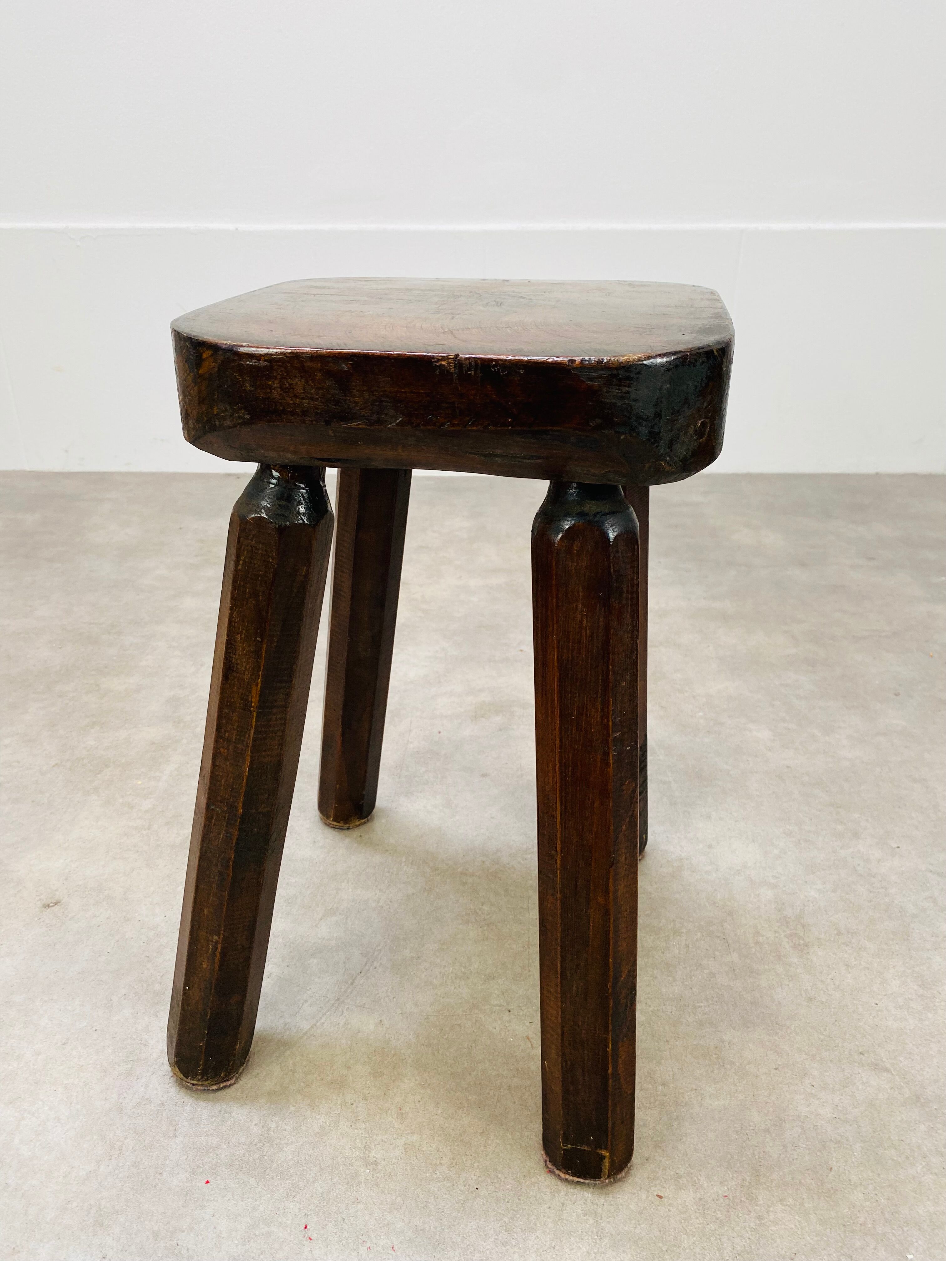 Tabouret brutaliste en bois massif style chalet