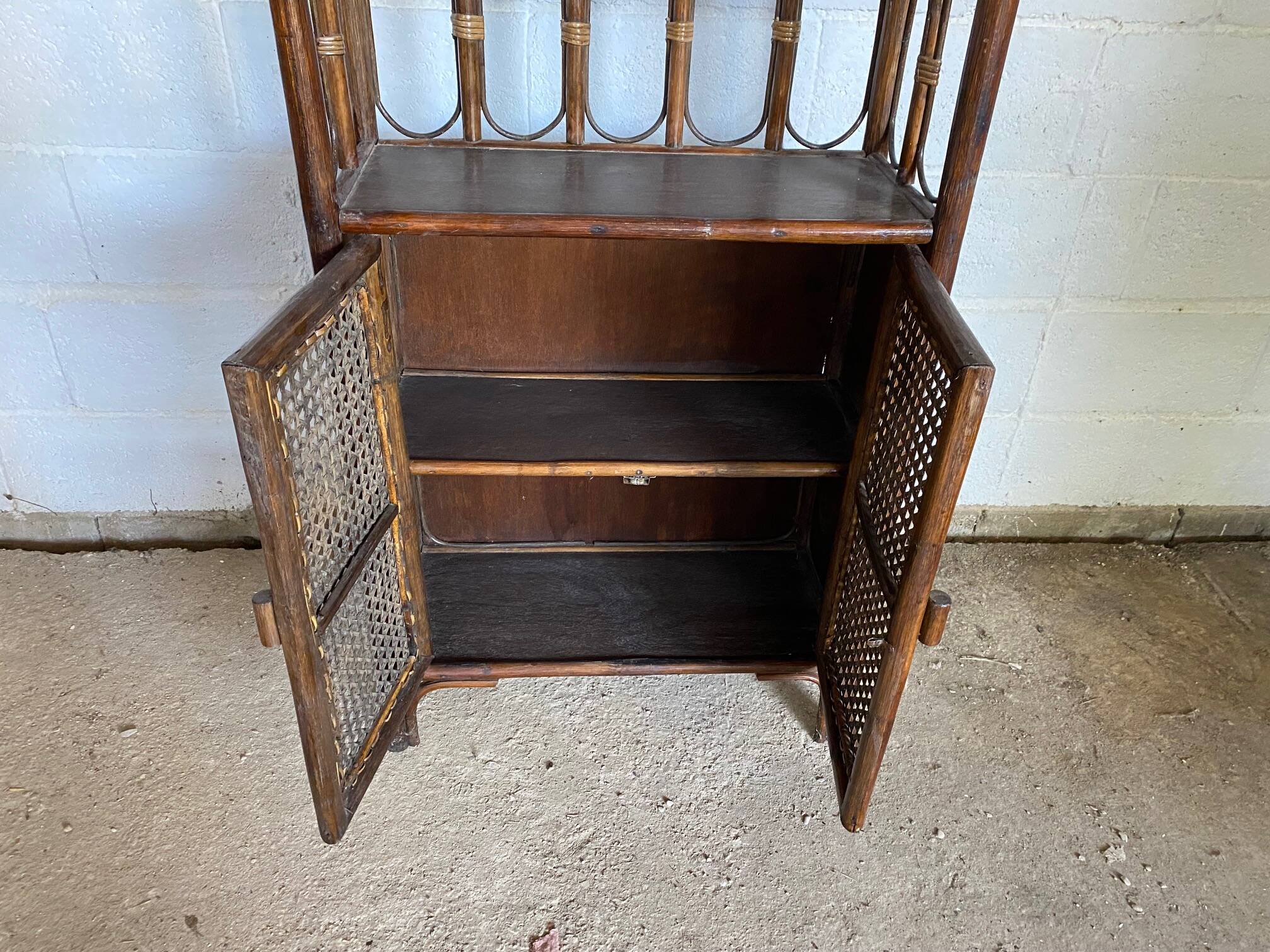 Meuble de rangement en rotin tissé et bambou vintage années 70