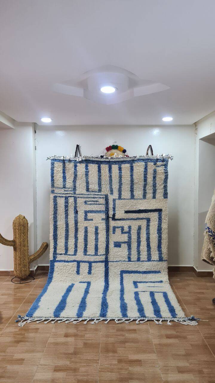 Tapis berbère Beni Ourain fait main au design minimaliste de lignes bleues – 250x150 cm