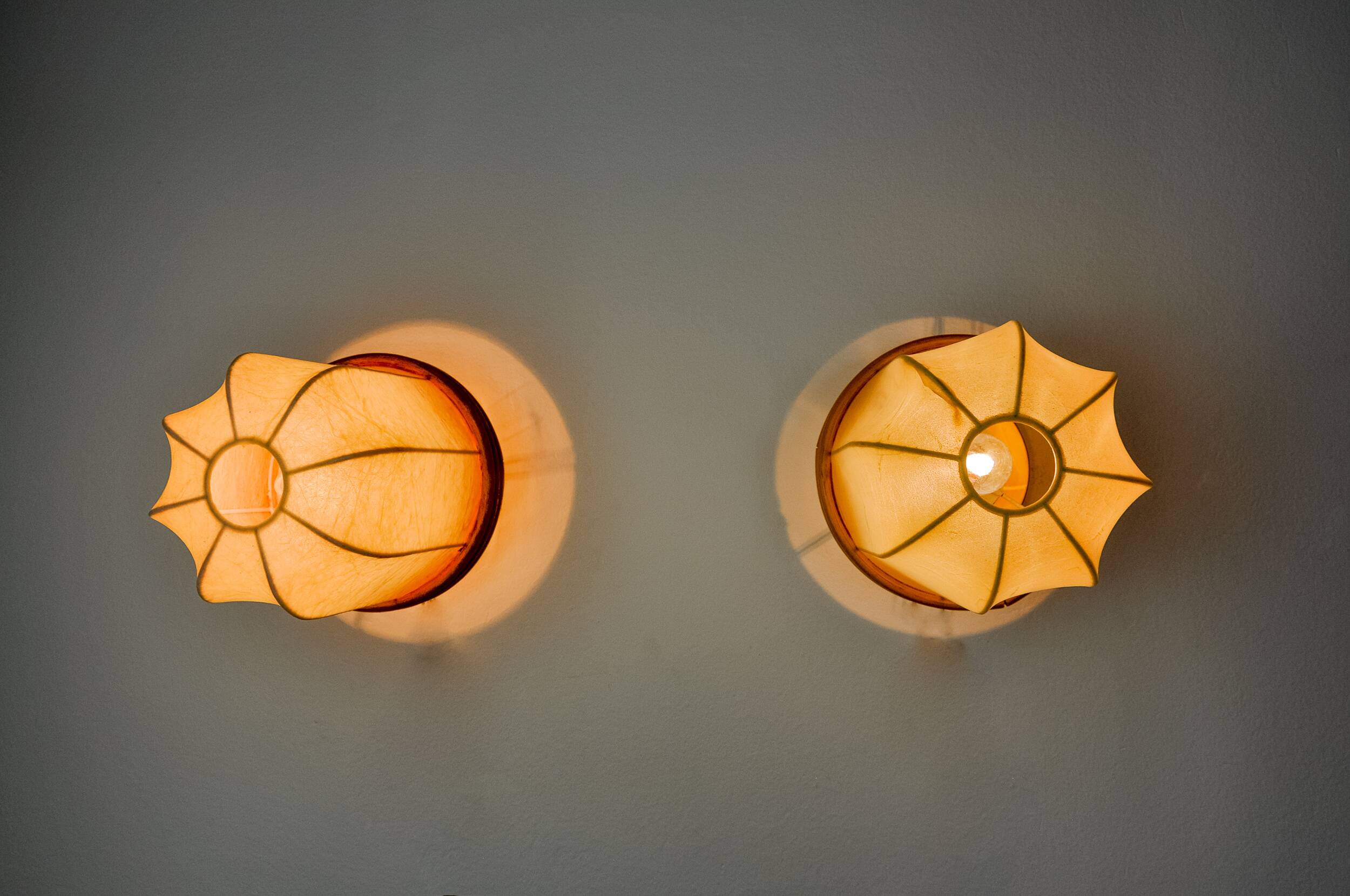 Pair of "cocoon" wall lights, resin and pine, Italy, 1970