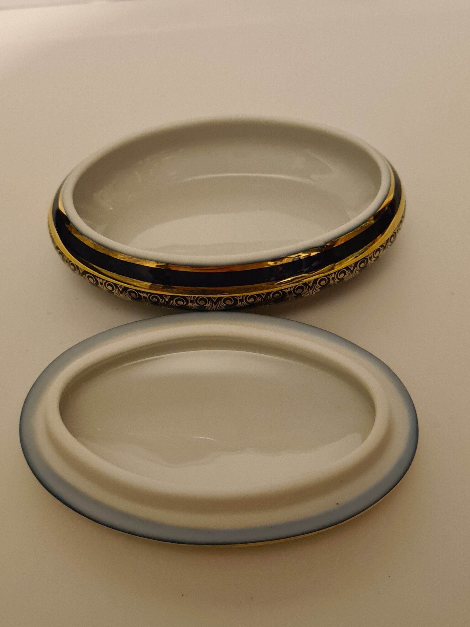 Bonbonnière in Limoges porcelain blue and gold