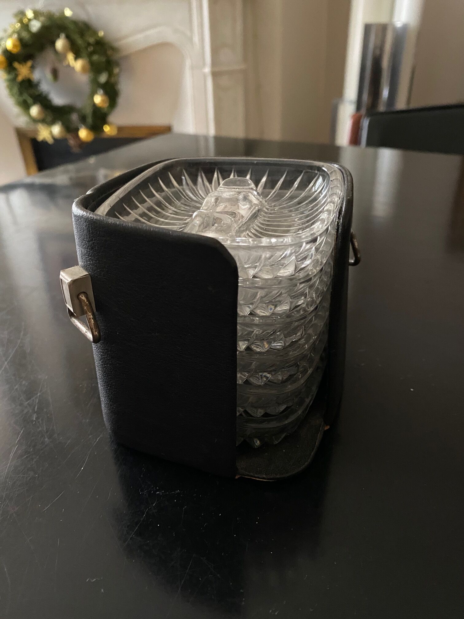 6 individual ashtrays in a leather case