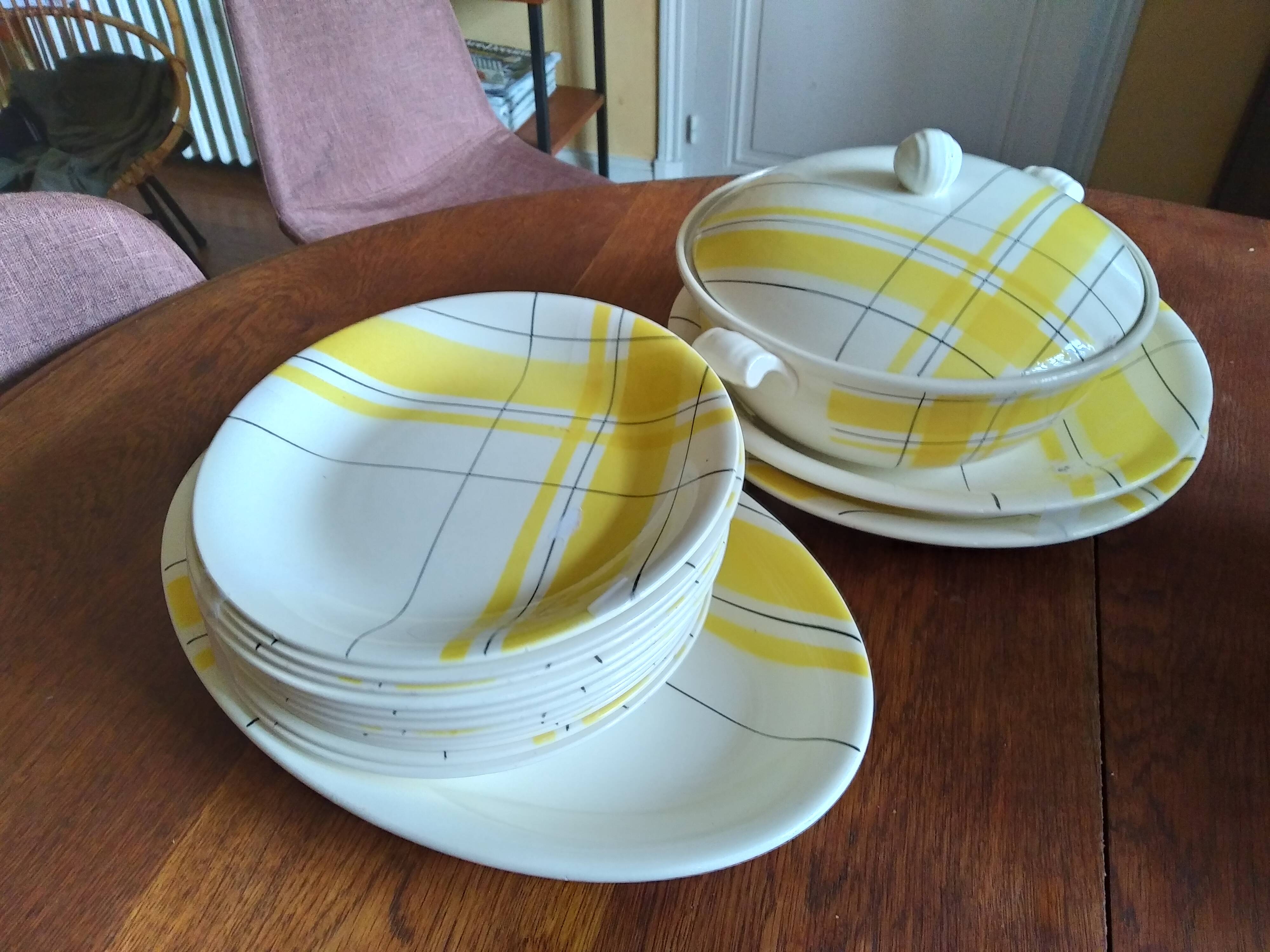 Set of dishes