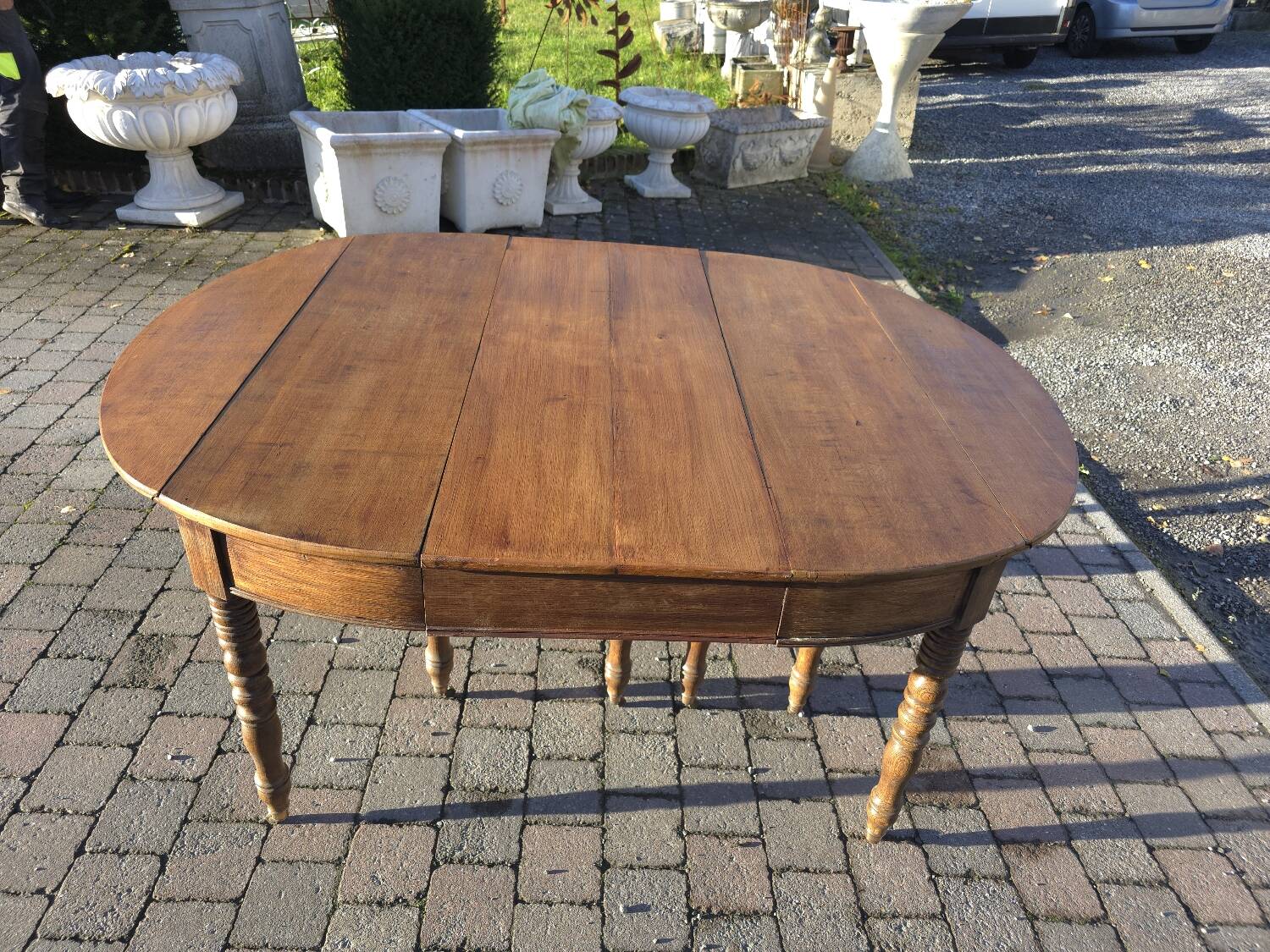 12-foot round oak table with 7 extensions / 20 people