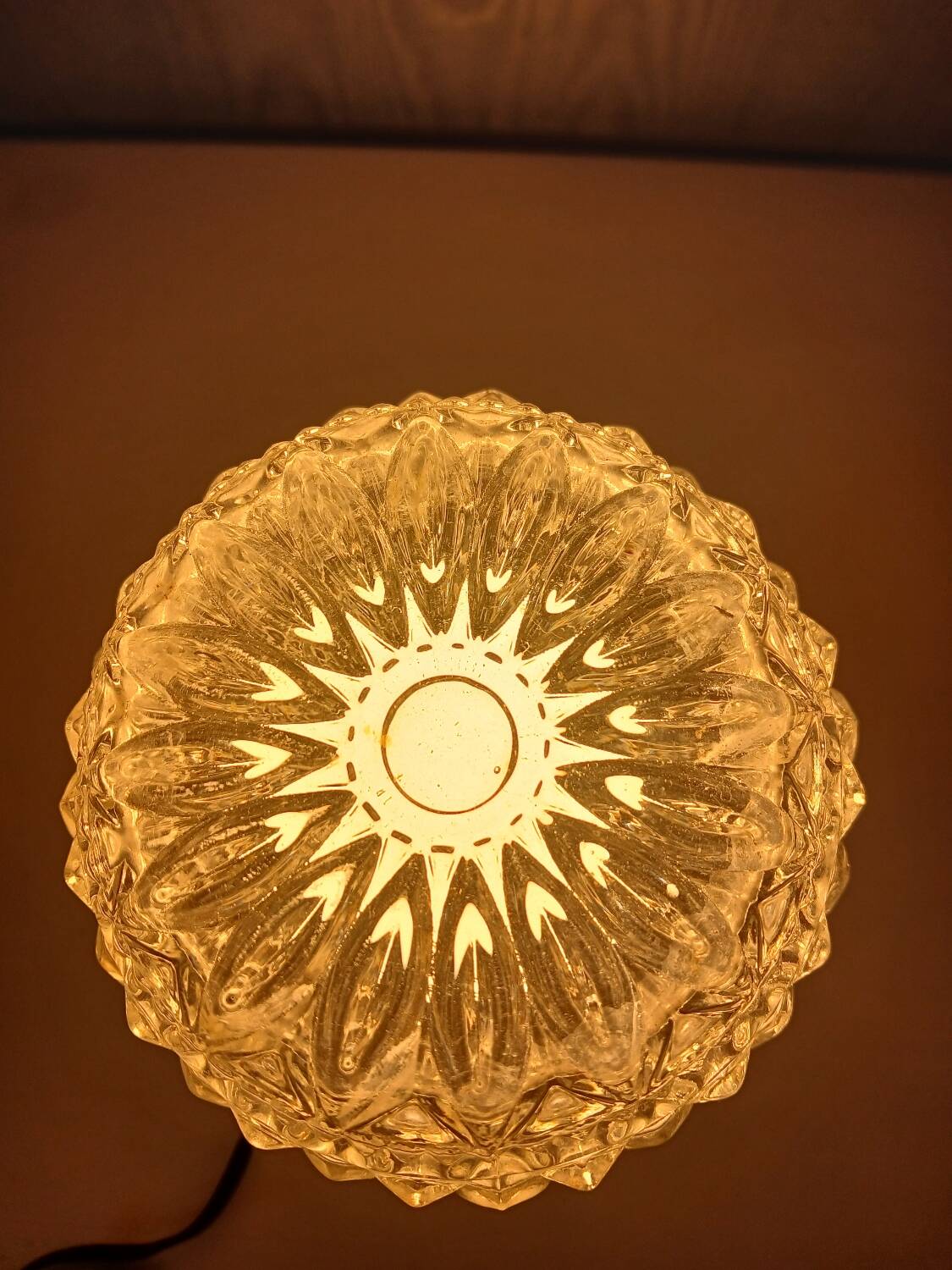 Vintage bedside lamp in molded glass and gold metal – 60s/70s