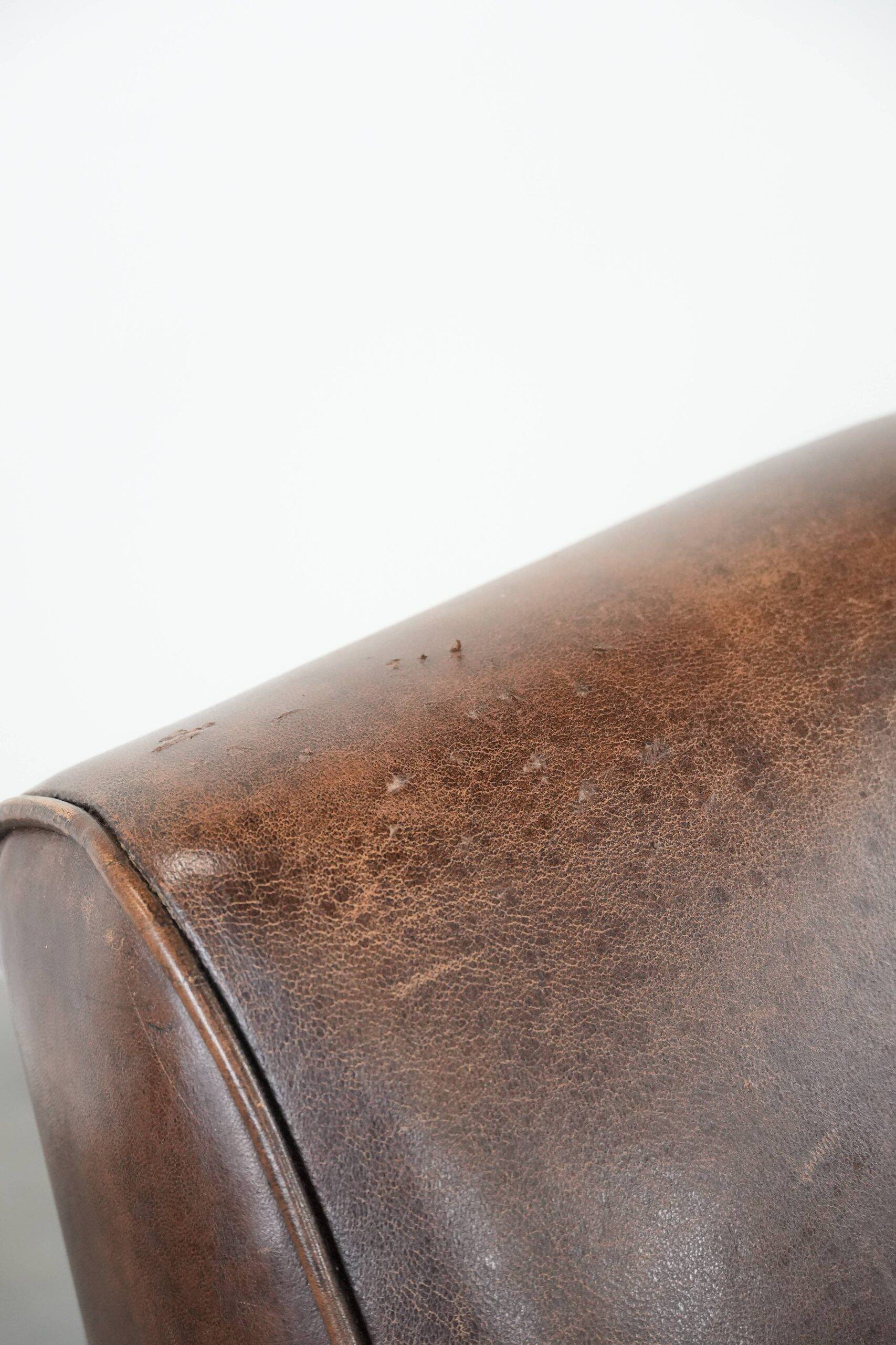 Fauteuil en cuir de mouton élégant et stylé avec un design épuré.