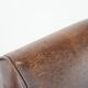 Fauteuil en cuir de mouton élégant et stylé avec un design épuré.