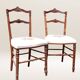 Paire de chaises volantes avec assise tapissée