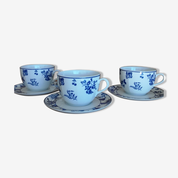 Lot de trois bols et sous-tasses en porcelaine