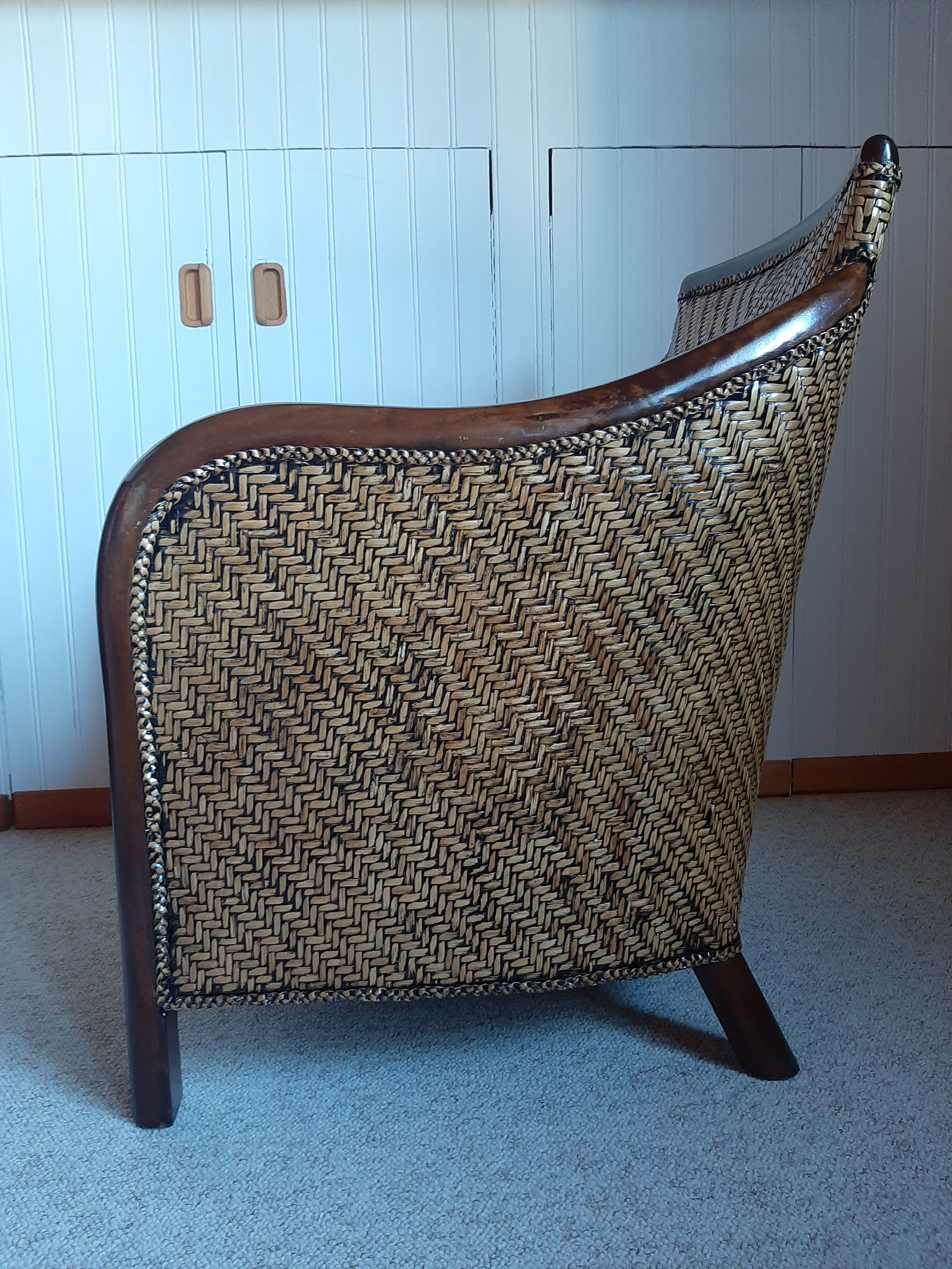 Fauteuil rotin tressé et bois exotique