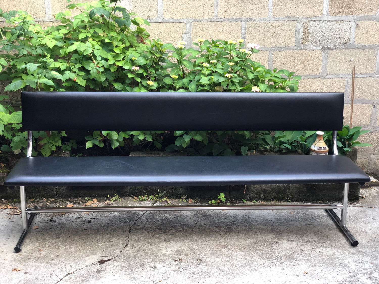 Tubular steel bench