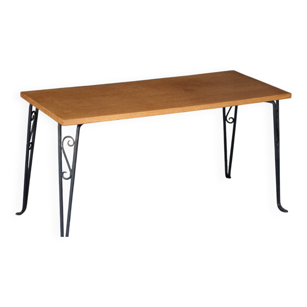 Jolie table basse vintage (années 70). En contreplaqué et fonte