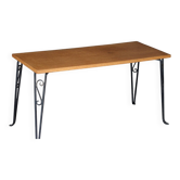 Jolie table basse vintage (années 70). En contreplaqué et fonte