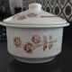 Service 7 assiettes creuses, plats et soupière à décor de fleurs