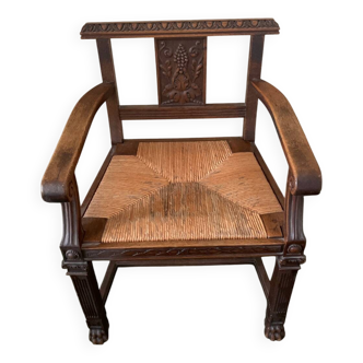 Antique armchair in carved wood and straw seat