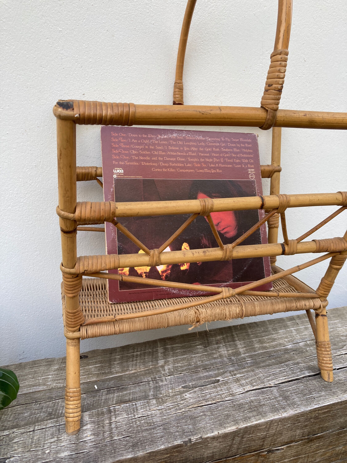 Vinyl holder in rattan and bamboo