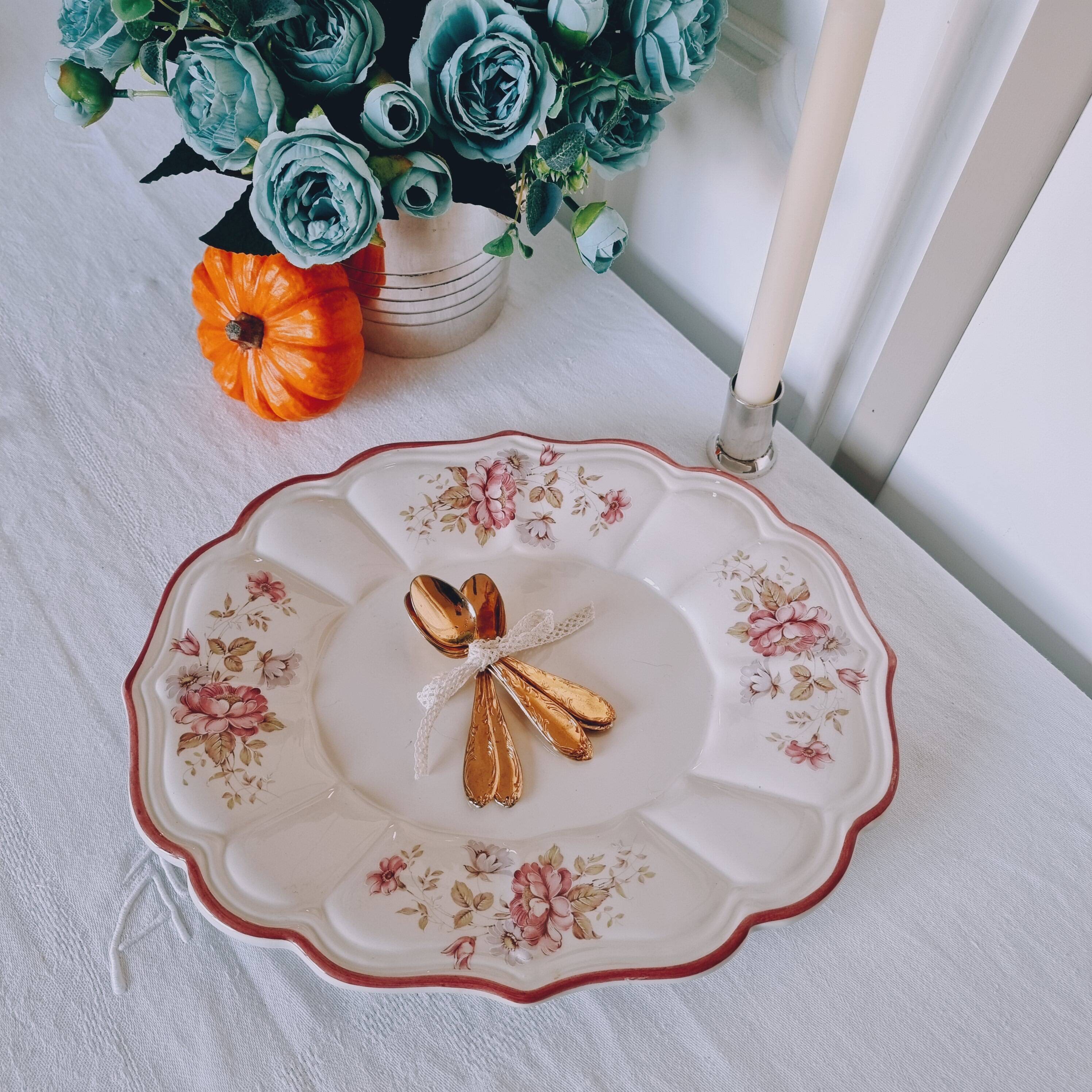 Plat ovale en céramique à délicat décor floral