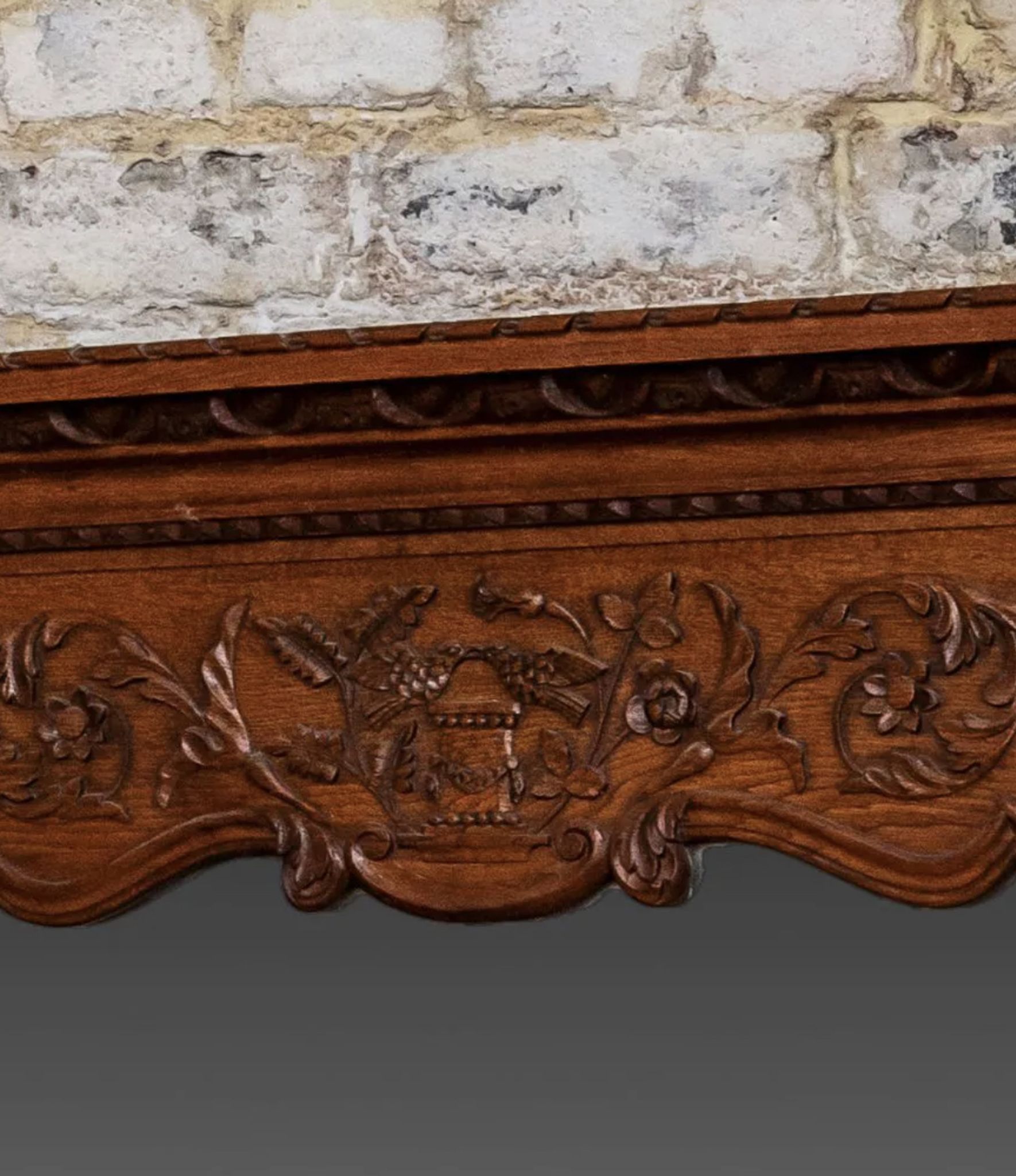 Miroir biseauté en chêne sculpté début XXème