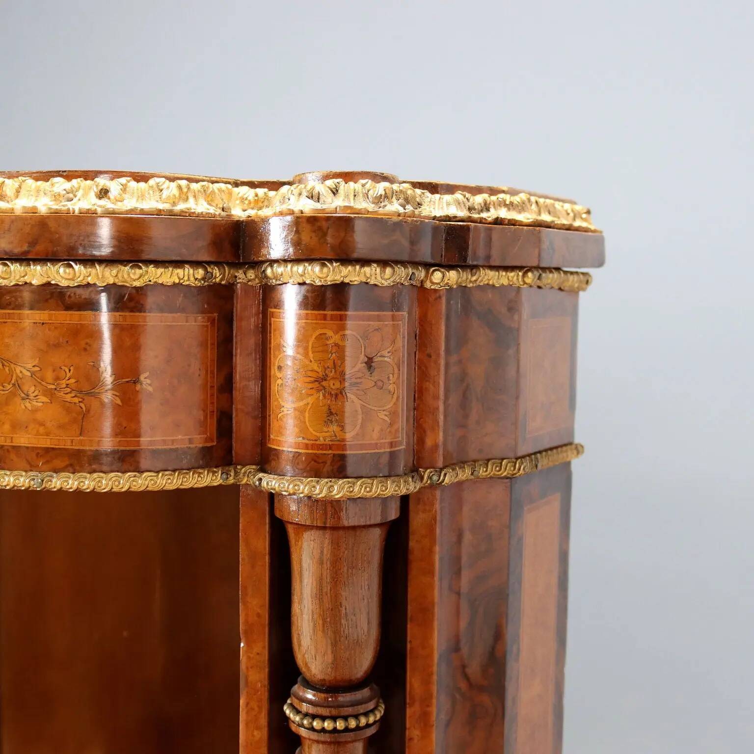Buffet ancien en placage de loupe d’érable, Royaume-Uni, XIXe siècle