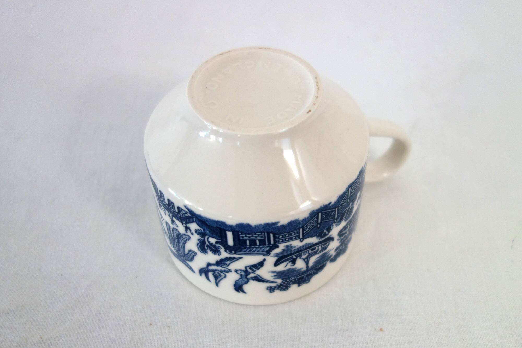 6 Vintage Blue Willow CHURCHILL Cups and Saucers, England