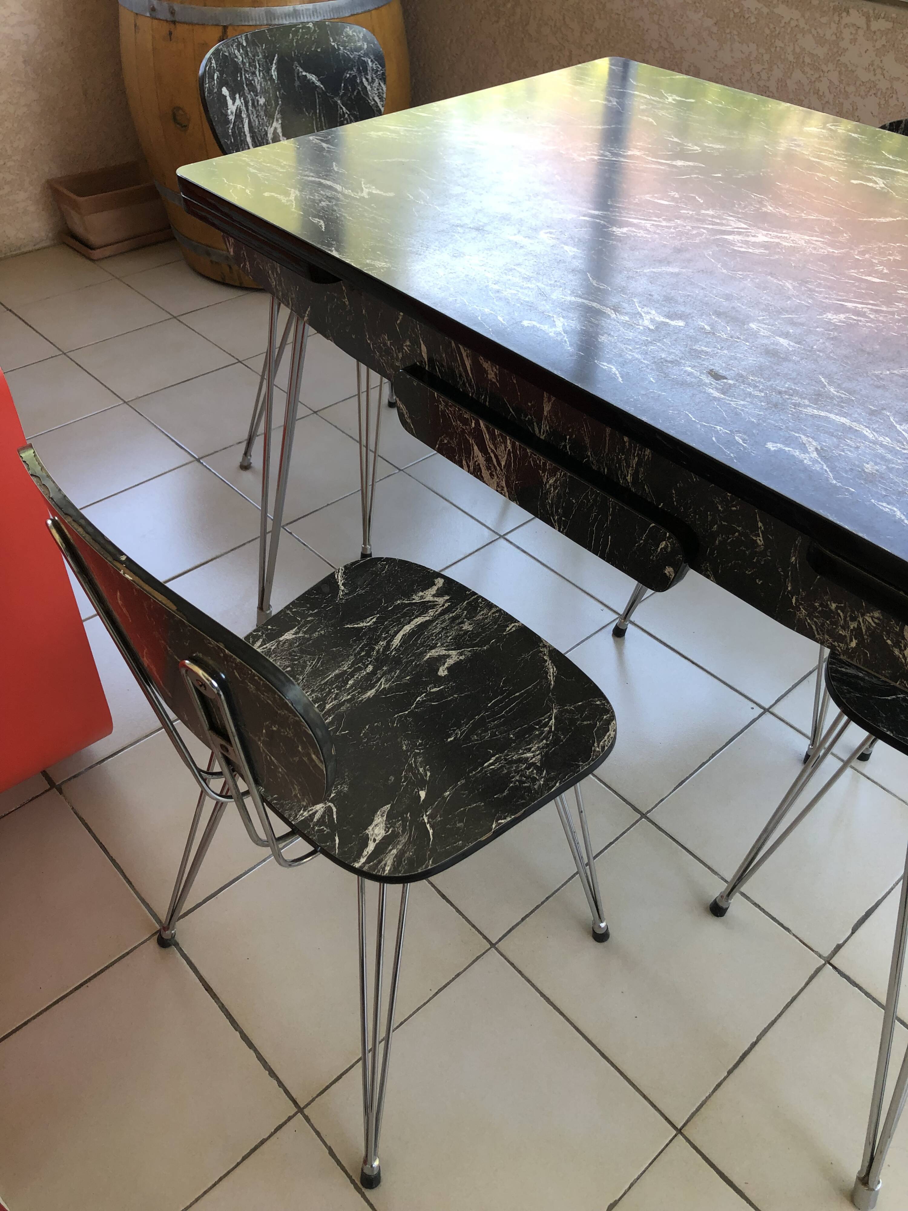 Ensemble table et 4 chaises Formica effet marbre