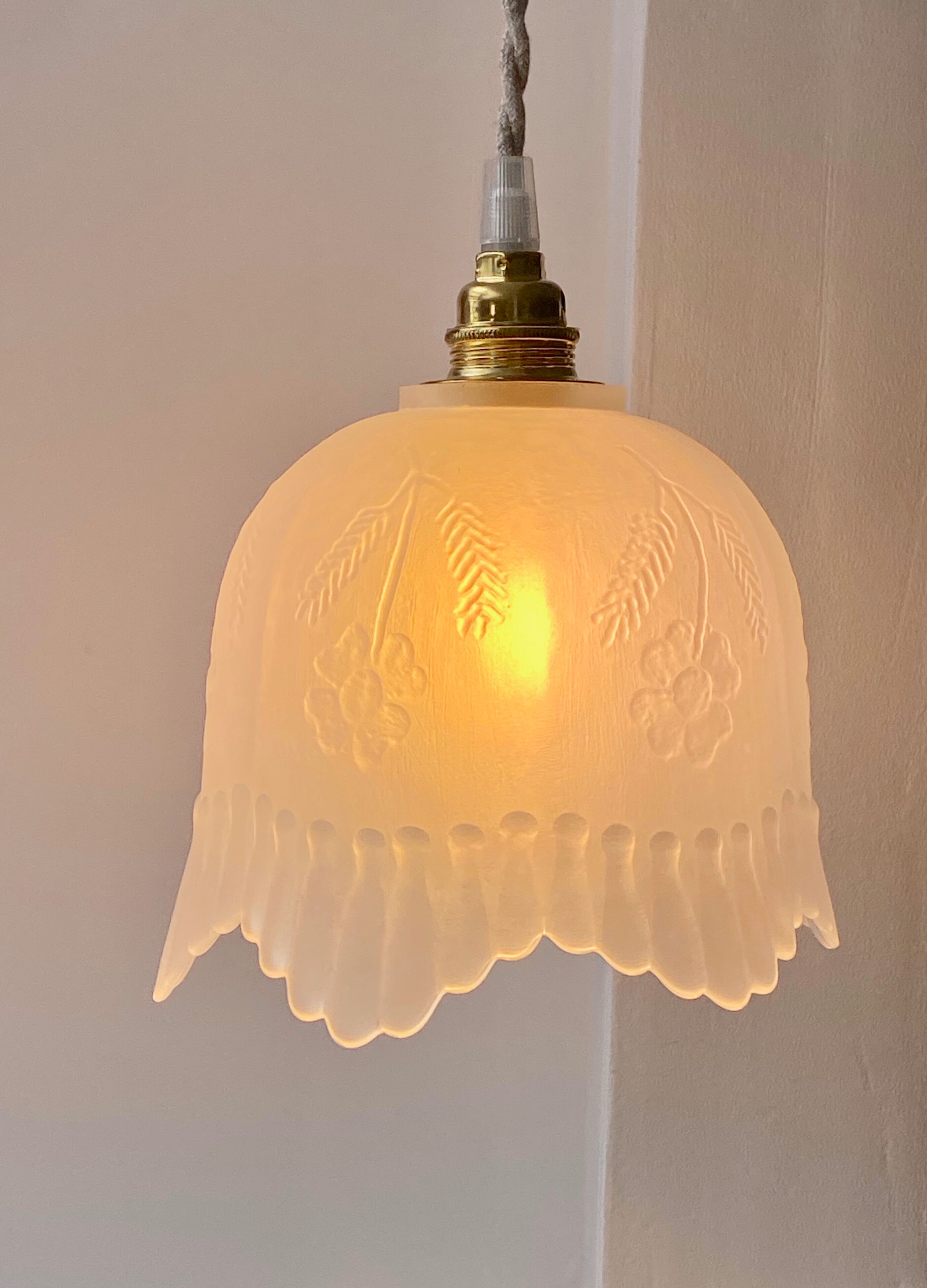 Pendant in etched opaque glass