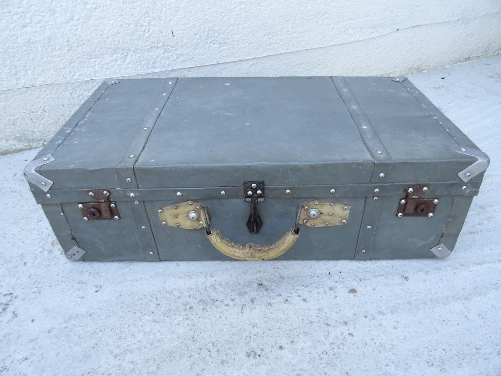 Zinc-covered trunk