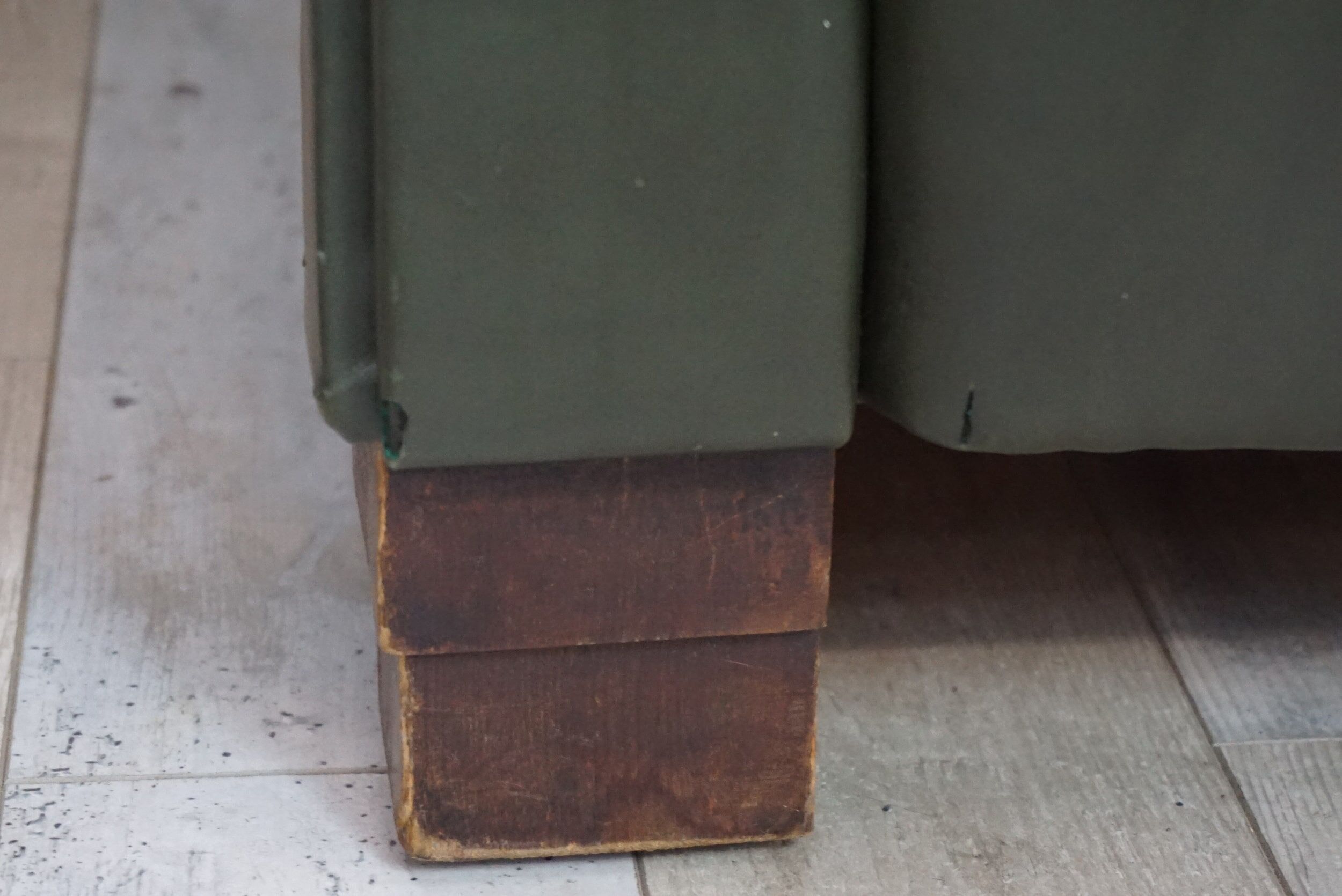 Fauteuil club art déco en skaï et bois