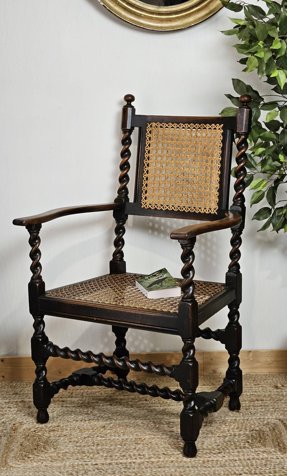 Paire de fauteuils canneés style Louis XIII anciens