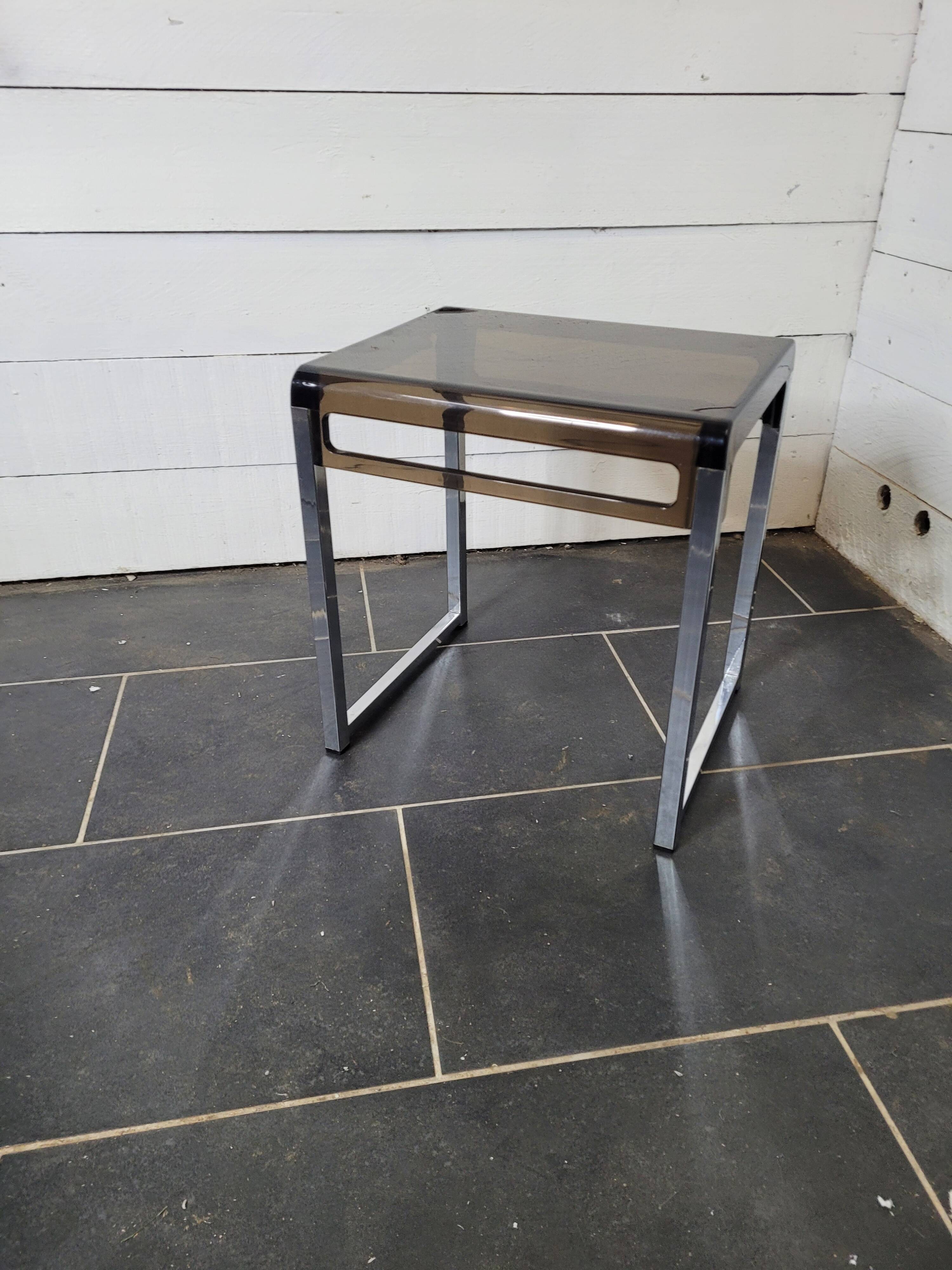End table with chrome foot and plexiglass top from the 70s