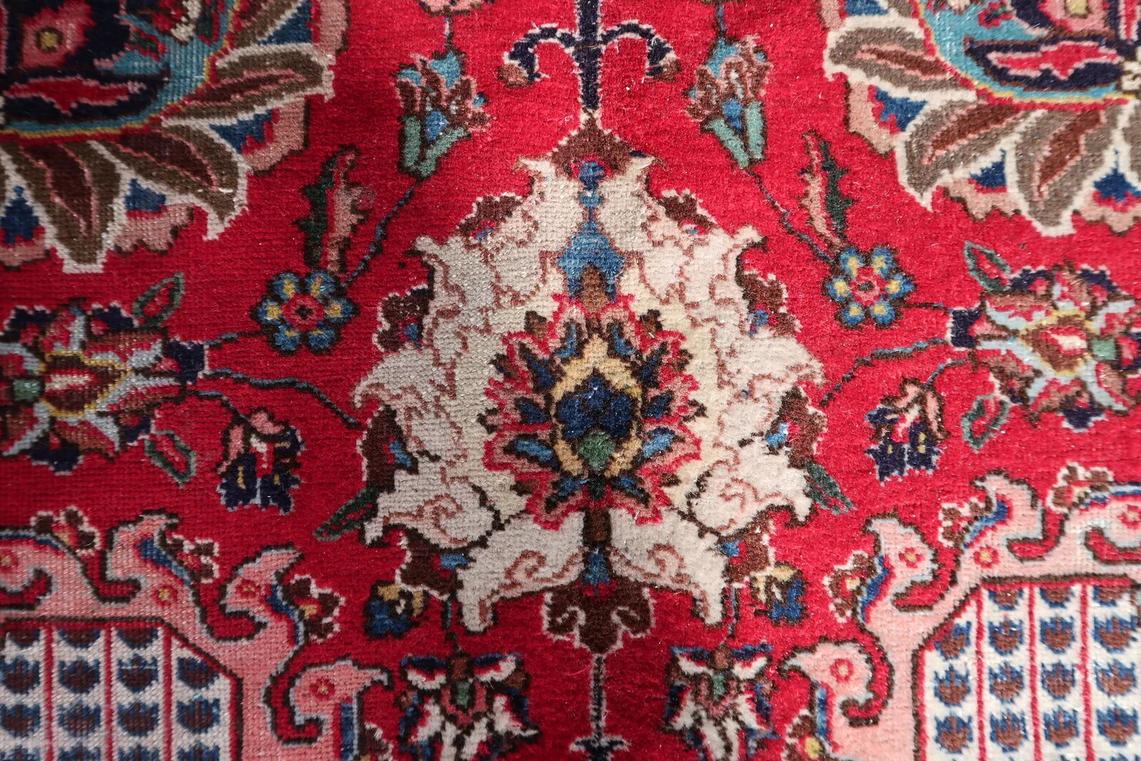 Tapis en laine Tabriz antique, motif floral Shah Abbasi sur tout le tapis, champ cramoisi, vers 1920 — 303 × 403 cm — 1C1278