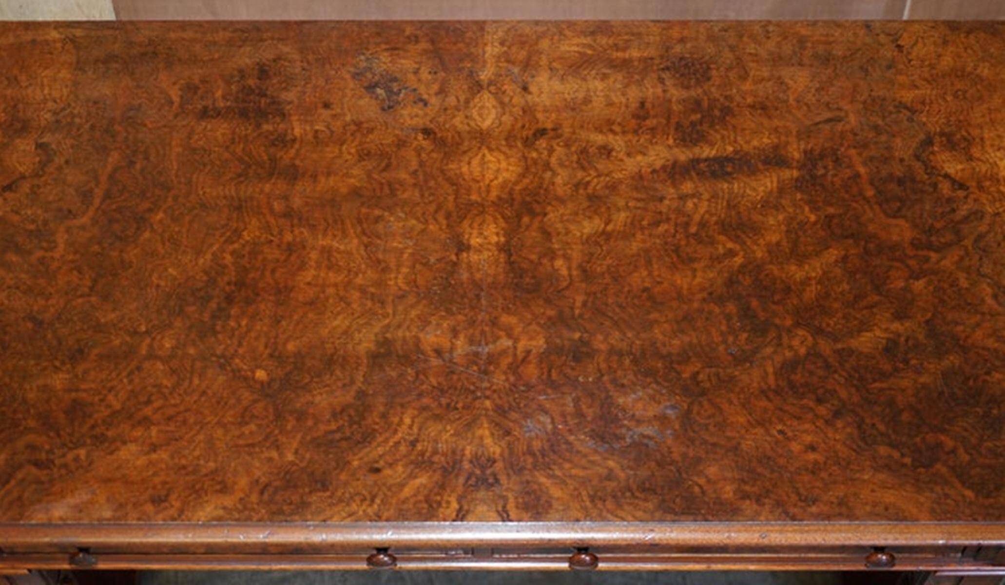 Renaissance writing table in flamed walnut, Pugin style, around 1850.