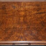 Renaissance writing table in flamed walnut, Pugin style, around 1850.