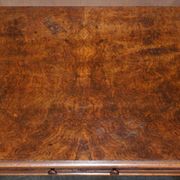 Table d'écriture Renaissance en noyer flamé style Pugin, vers 1850