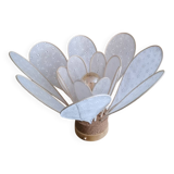 Lampe à poser fleur composée de pétales en rotin et broderie anglaise