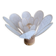 Lampe à poser fleur composée de pétales en rotin et broderie anglaise
