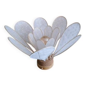 Lampe à poser fleur composée de pétales en rotin et broderie anglaise