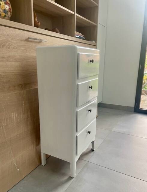 High chest of drawers with 4 original vintage drawers from the 1950s